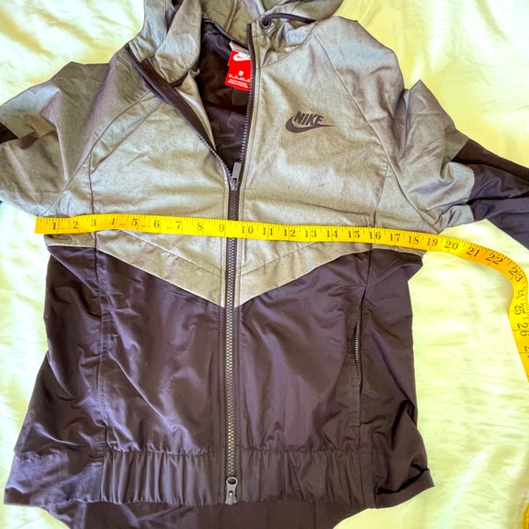 Nike women’s running jacket - Picture 7 of 9